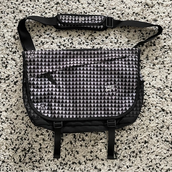 Nike Messenger Bag - Picture 1 of 9